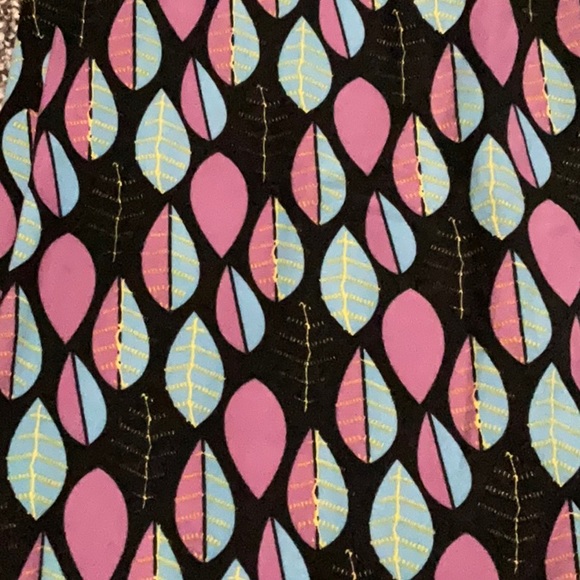 🦋OS LulaRoe Legging - Picture 2 of 2